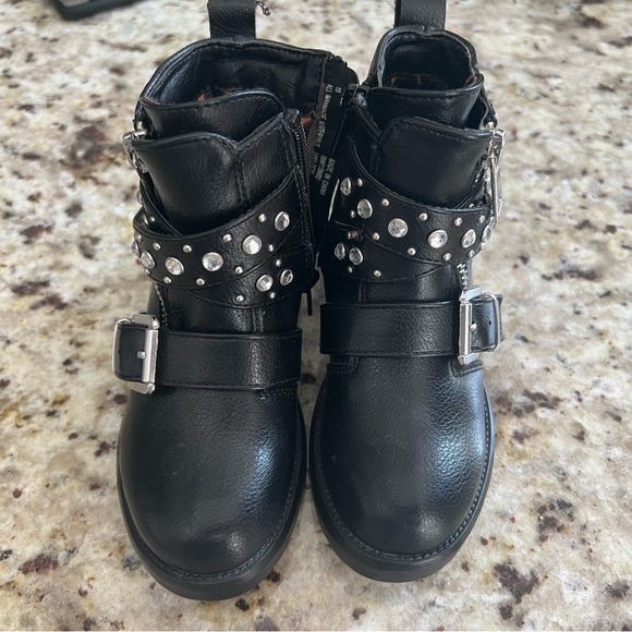 Kids' Halsi Crystal Stud Moto Boot In Black by Steve Madden size 10 brand new - Picture 2 of 9